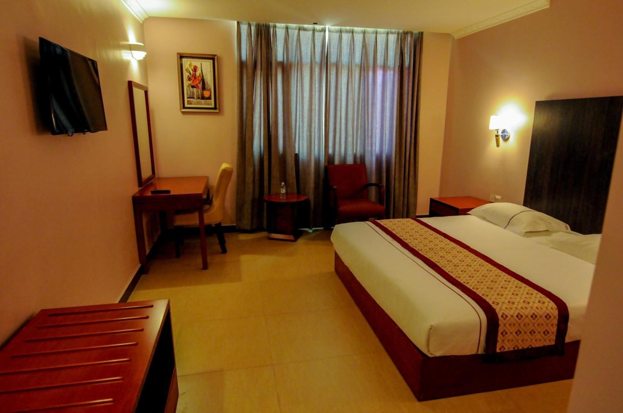 Russell Hotel Кампала Екстер'єр фото