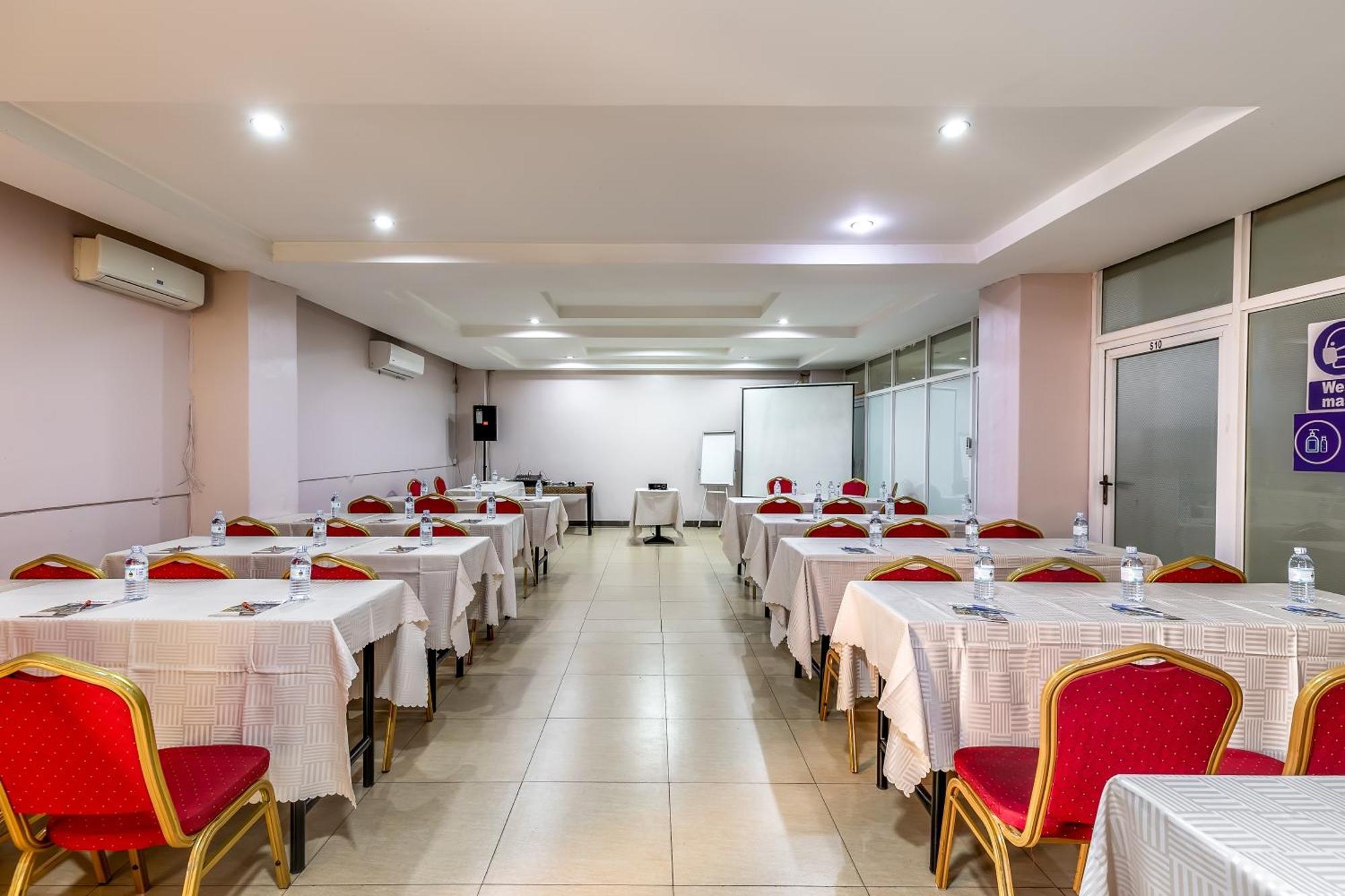 Russell Hotel Кампала Екстер'єр фото
